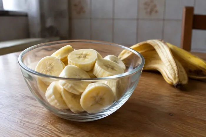 Bananele feliate într-un bol