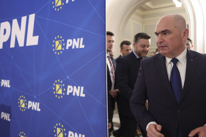 Ilie Bolojan, lângă un panou cu sigla PNL