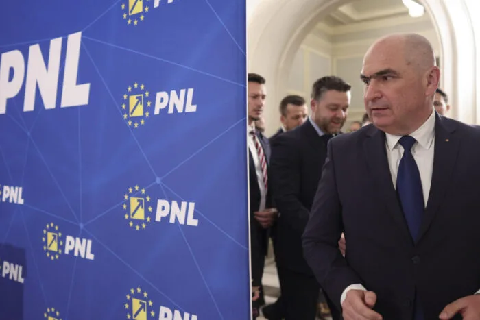 Ilie Bolojan, lângă un panou cu sigla PNL