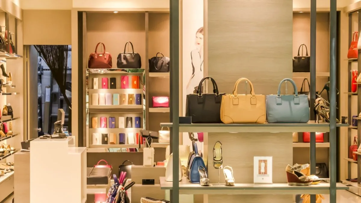 Genți și accesorii de lux expuse în magazin