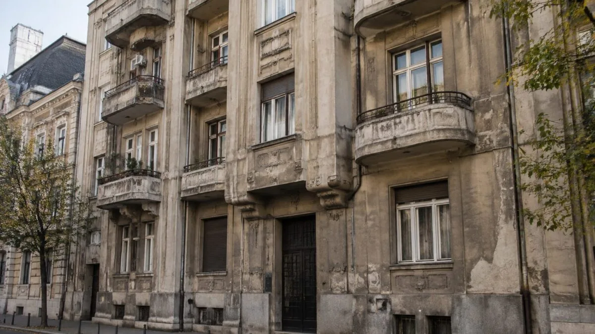 Clădire cu risc seismic în București