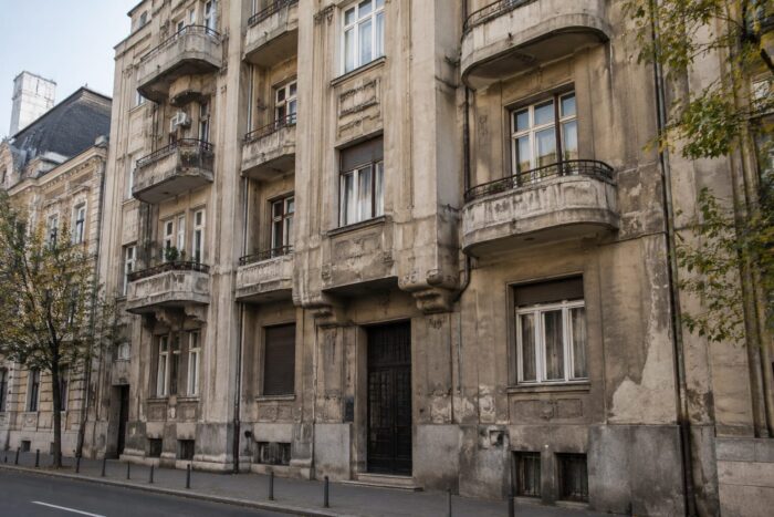 Clădire cu risc seismic în București