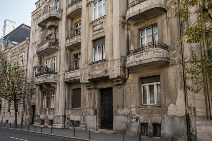 Clădire cu risc seismic în București