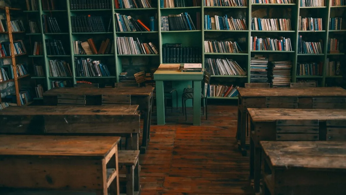 Sală de clasă cu bănci