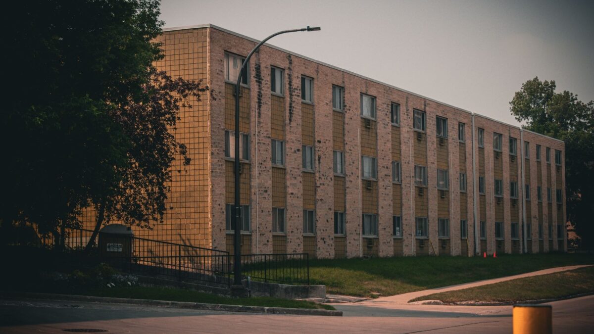 Bloc de locuințe degradat