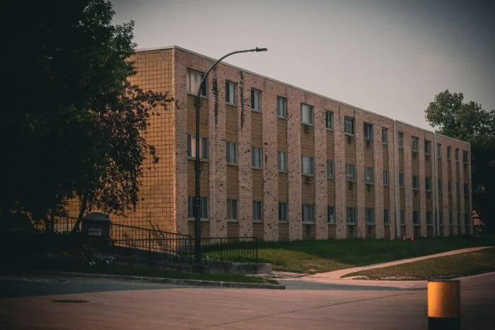 Bloc de locuințe degradat