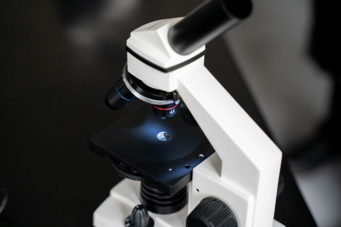 Microscop pentru studiul dezvoltării embrionare