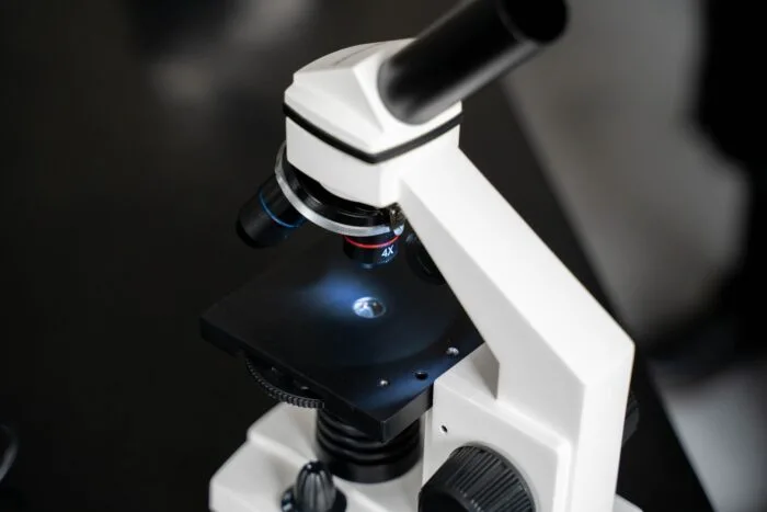 Microscop pentru studiul dezvoltării embrionare