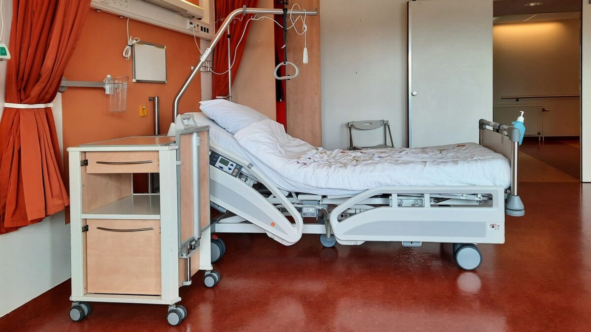 Un salon de spital cu pat medical pregătit pentru pacienți