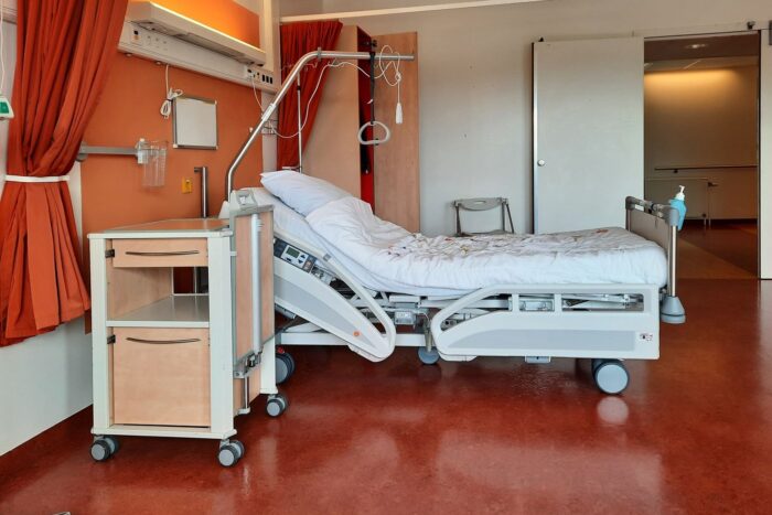 Un salon de spital cu pat medical pregătit pentru pacienți