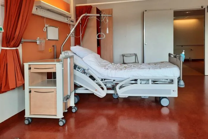 Un salon de spital cu pat medical pregătit pentru pacienți