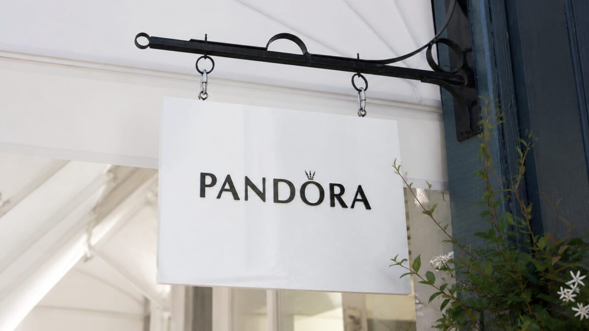 Firmă luminoasă a magazinului Pandora