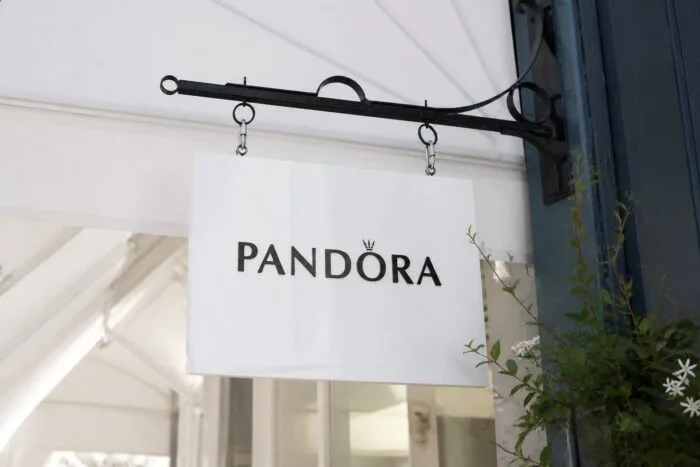 Firmă luminoasă a magazinului Pandora