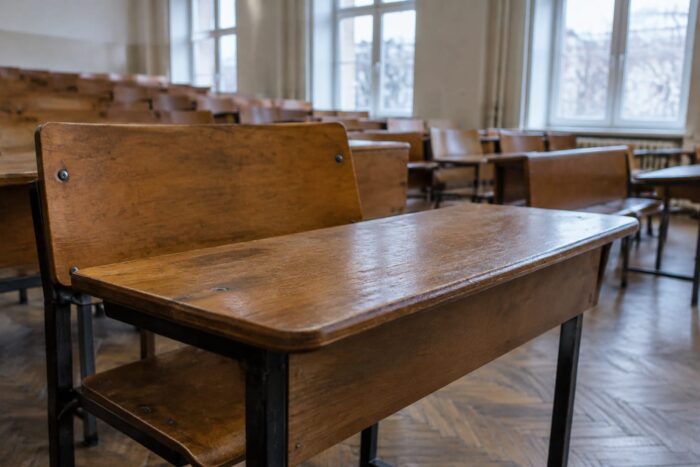 Bănci școlare goale și finanțarea educației