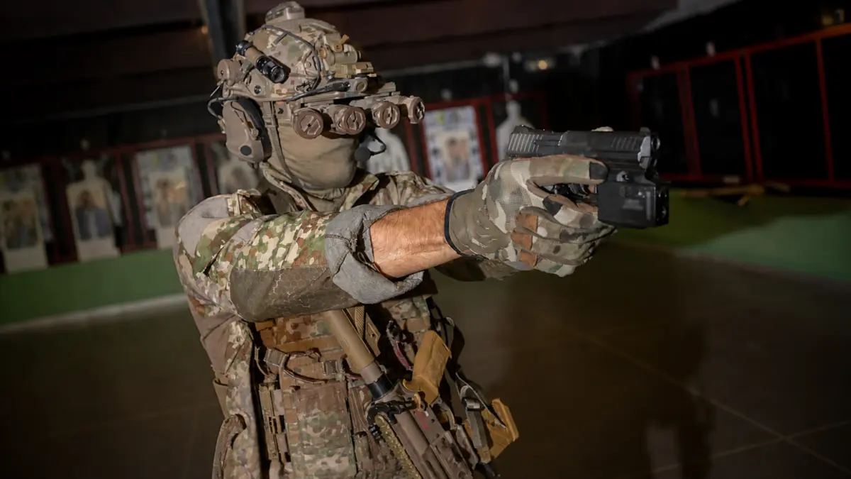 Militar al forțelor speciale, cu ochelari de vedere nocturnă, la antrenament de tragere