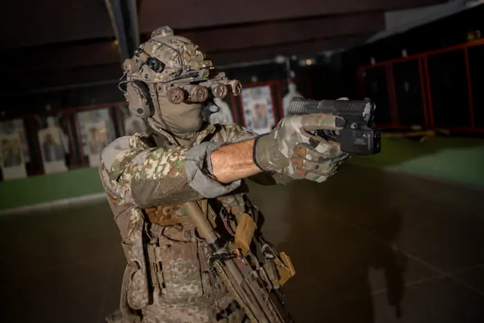 Militar al forțelor speciale, cu ochelari de vedere nocturnă, la antrenament de tragere