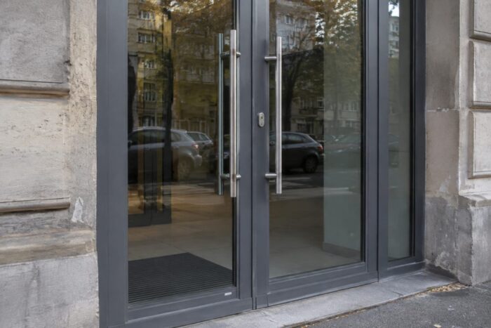 Un fost șef de sucursală bancară din București ar fi luat aproape 100.000 de euro de la un client