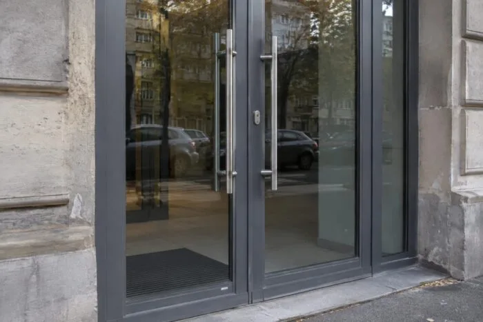 Intrarea într-o sucursală bancară