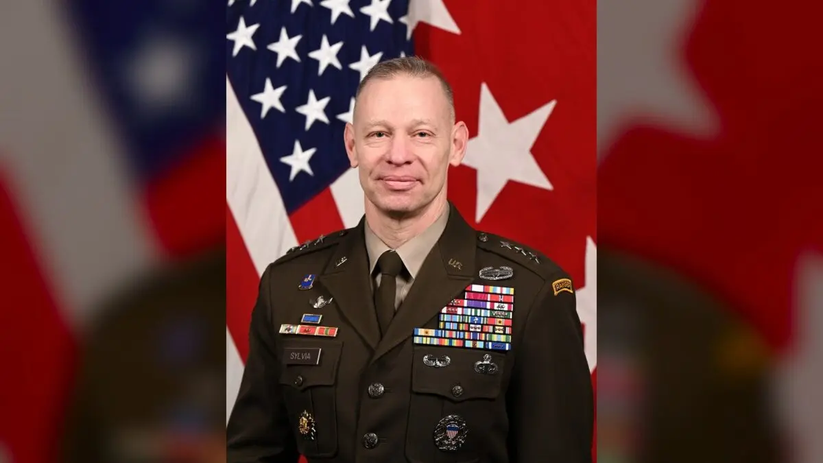 Un portret oficial de tip bust al generalului-locotenent american Brett Sylvia, purtând uniforma militară de ceremonie cu numeroase decorații și însemne de rang