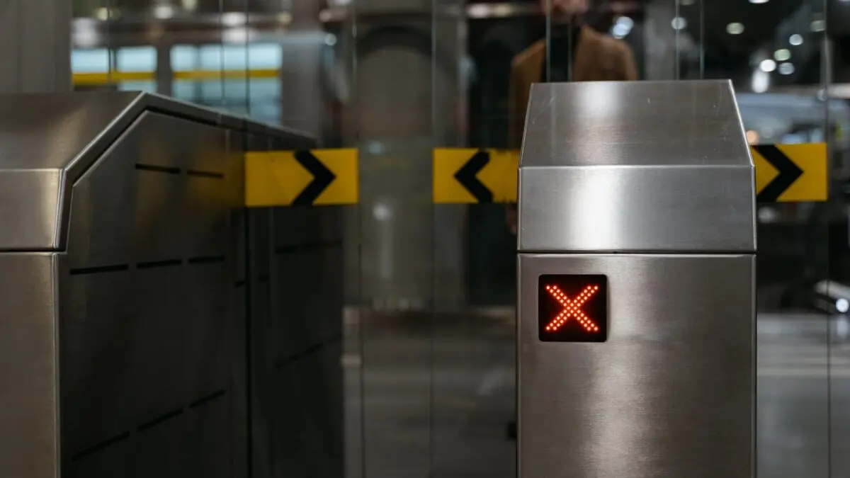 Un prim-plan cu poarta de acces (turnichet) dintr-o stație de metrou