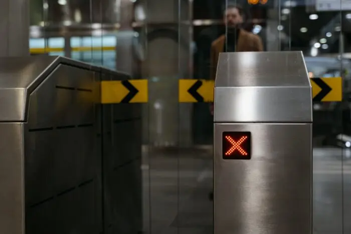 Un prim-plan cu poarta de acces (turnichet) dintr-o stație de metrou