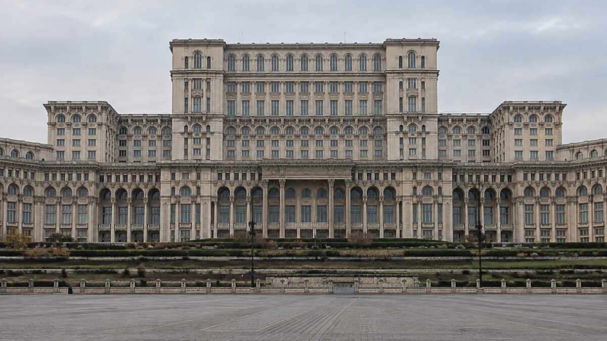 Palatul Parlamentului din București unde se votează învestirea noului cabinet