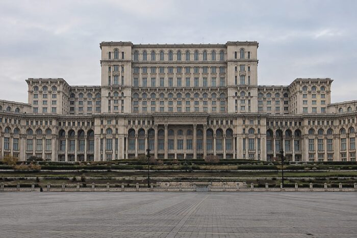 Palatul Parlamentului din București unde se votează învestirea noului cabinet