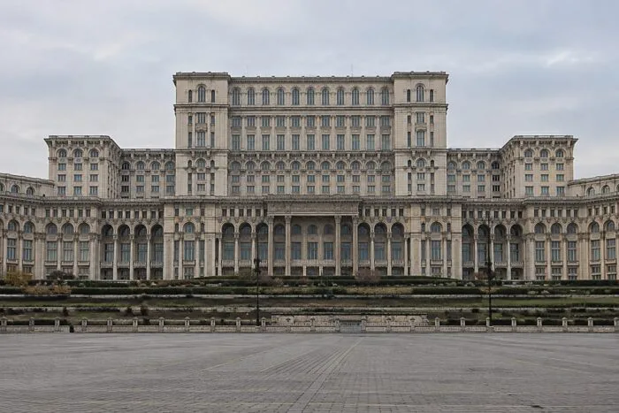 Palatul Parlamentului din București unde se votează învestirea noului cabinet