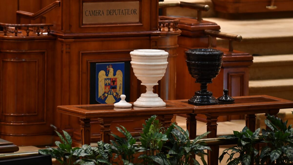 Urnele pentru votul parlamentarilor în sediul Camerei Deputaților