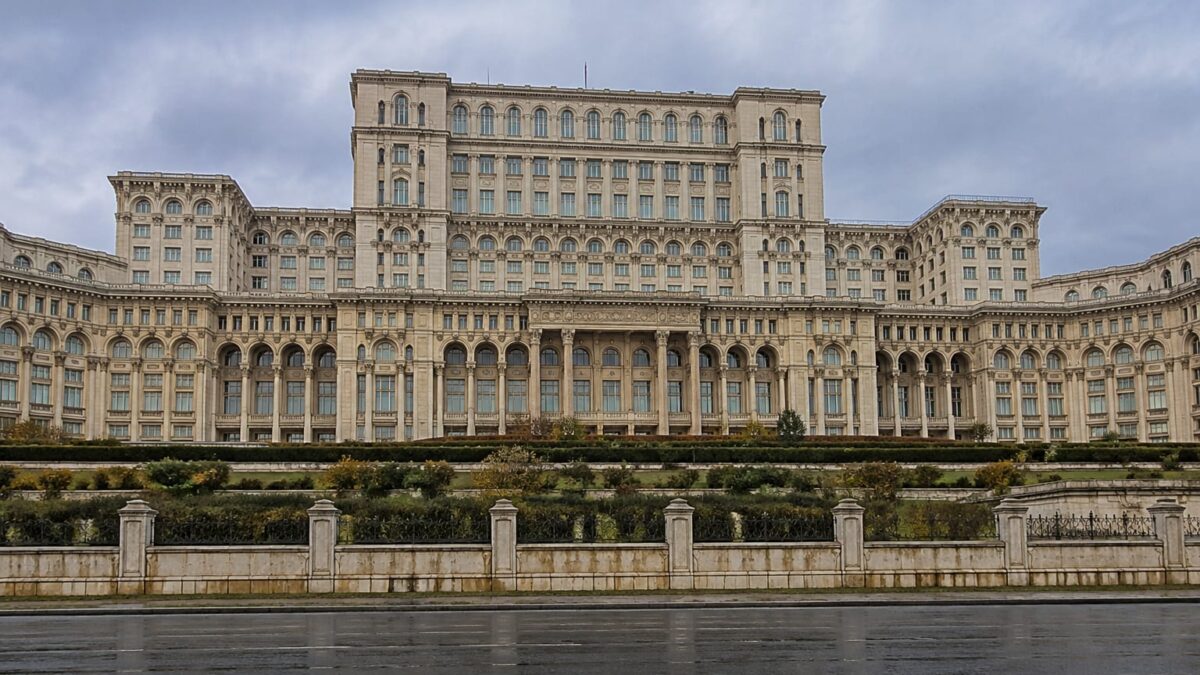 Palatul Parlamentului din București unde se decid acordurile politice majore