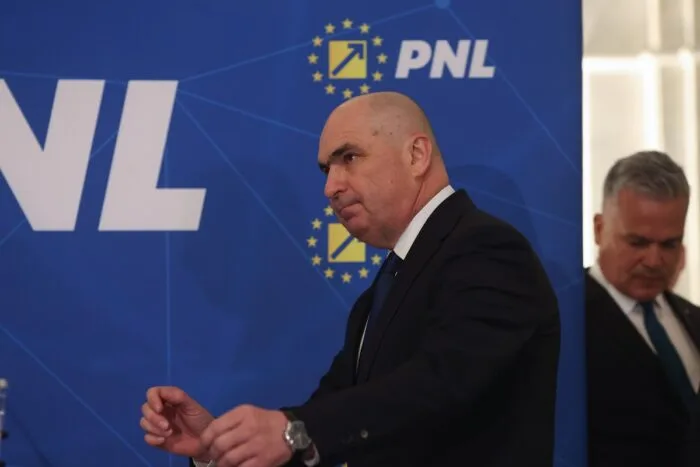 Ilie Bolojan, în fața unui panou PNL