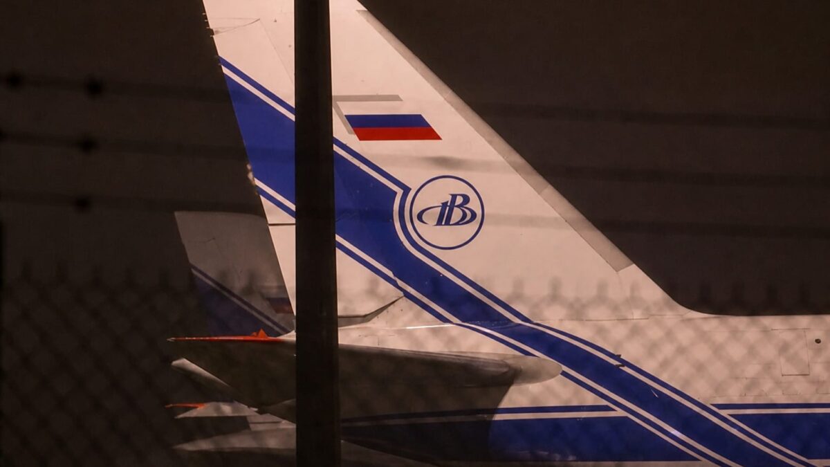 Aeronavă rusească staționată în spatele unui gard de protecție securizat