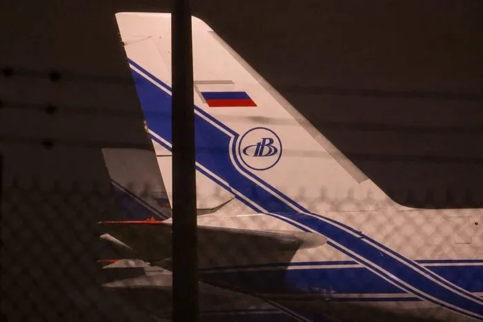 Aeronavă rusească staționată în spatele unui gard de protecție securizat