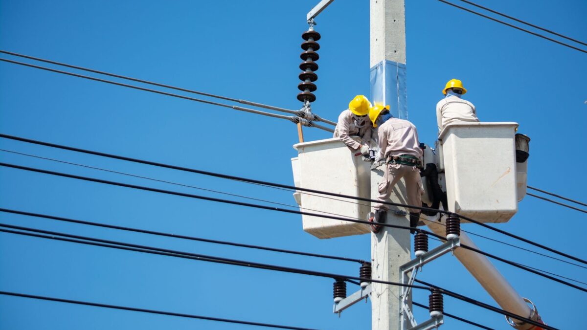 Electricieni efectuând lucrări de mentenanță la rețeaua electrică de înaltă tensiune