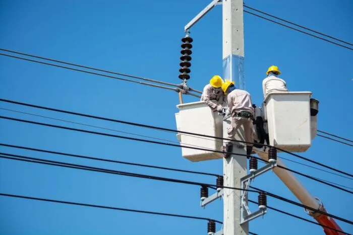 Electricieni efectuând lucrări de mentenanță la rețeaua electrică de înaltă tensiune