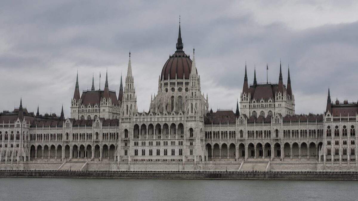 Clădirea Parlamentului Ungariei situată pe malul Dunării în Budapesta