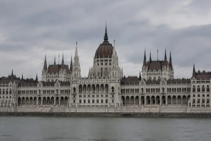 Clădirea Parlamentului Ungariei situată pe malul Dunării în Budapesta