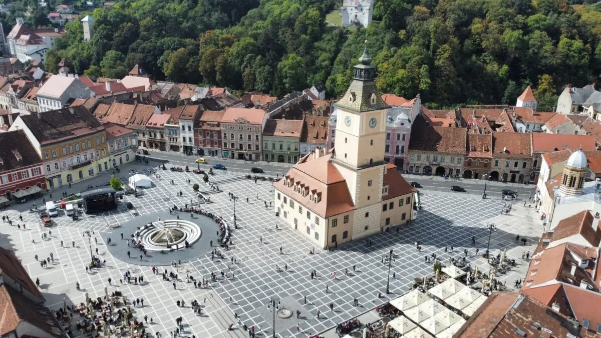 România avea 21,558 milioane de locuitori cu domiciliu în țară la 1 iulie 2026. Îmbătrânirea populației s-a accentuat