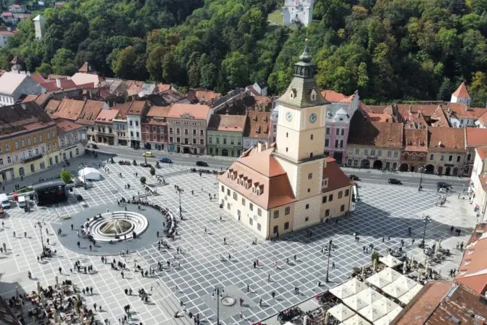 România avea 21,558 milioane de locuitori cu domiciliu în țară la 1 iulie 2026. Îmbătrânirea populației s-a accentuat