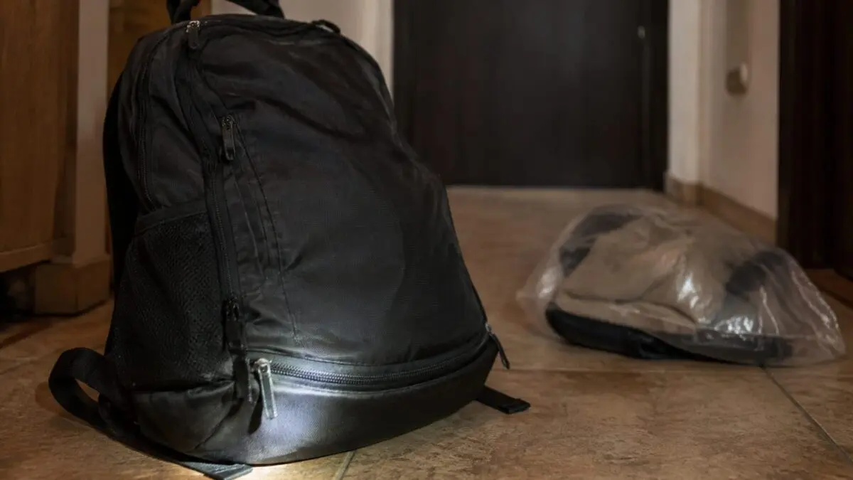 Rucsac și textile suspecte ambalate ermetic