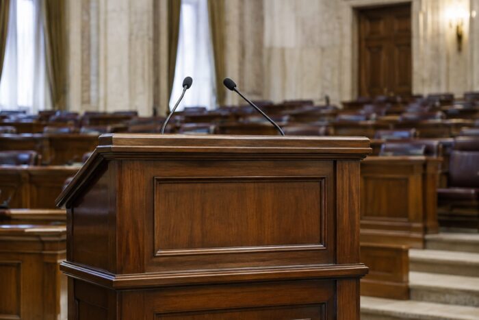 Tribuna din Parlament pregătită pentru prezentarea noului program de guvernare