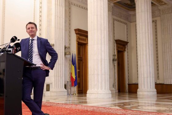 Euro a trecut de 5,28 lei în ziua în care Guvernul propus de premierul desemnat Siegfried Mureșan nu a primit votul de învestire