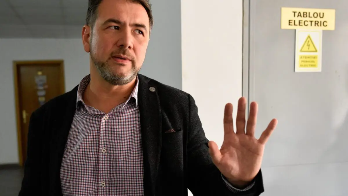 Profesor pledând pentru fiscalizarea meditațiilor