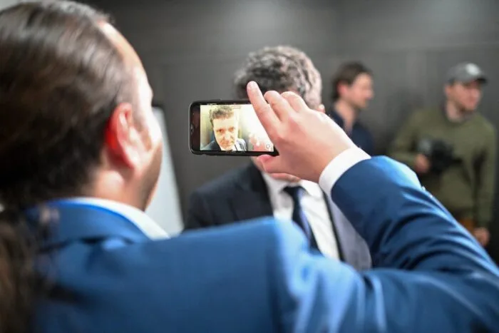 Persoană care înregistrează un discurs oficial cu ajutorul unui telefon mobil