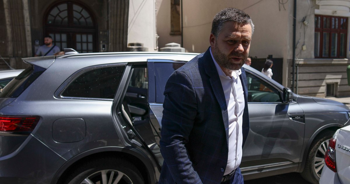 Un reprezentant politic ajunge la sediul partidului pentru discuții oficiale