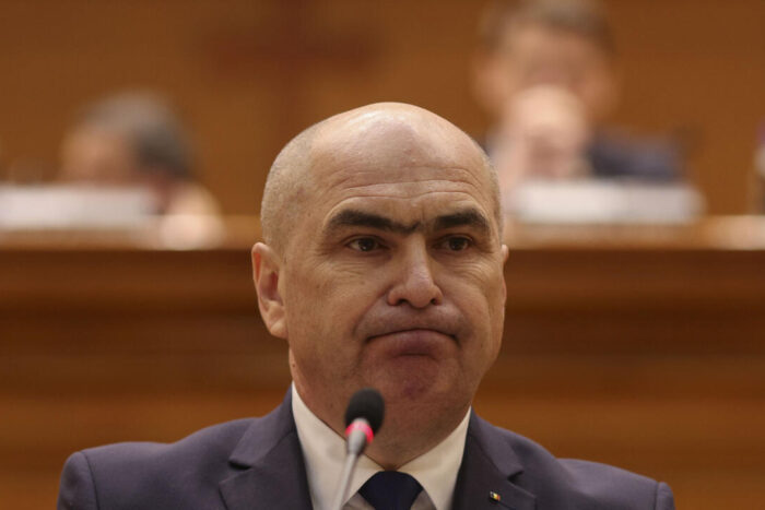 Reprezentant politic participând la o reuniune oficială într-un cadru instituțional