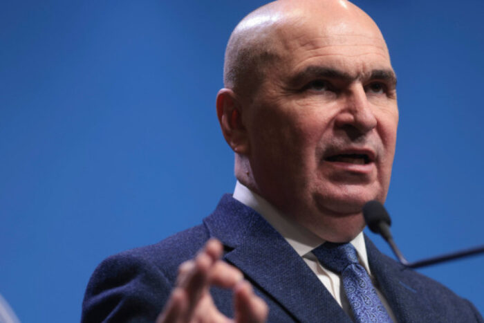 Un reprezentant politic susține o declarație oficială în fața presei