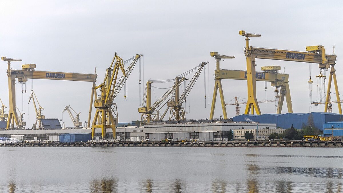 Vedere de ansamblu a utilajelor dintr-un șantier naval de la malul mării
