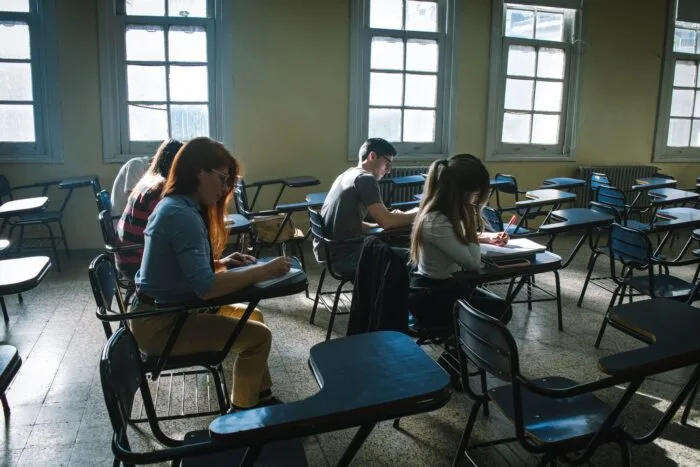 Elevi în timpul testării