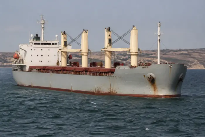 O navă de transport marfă, de tip vrachier, navigând pe mare